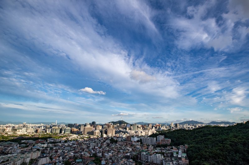 장마가 소강상태를 보인 18일 서울 종로구 북악스카이웨이에서 바라본 하늘이 파랗게 보이고 있다. 2023.7.18/뉴스1 ⓒ News1 이재명 기자