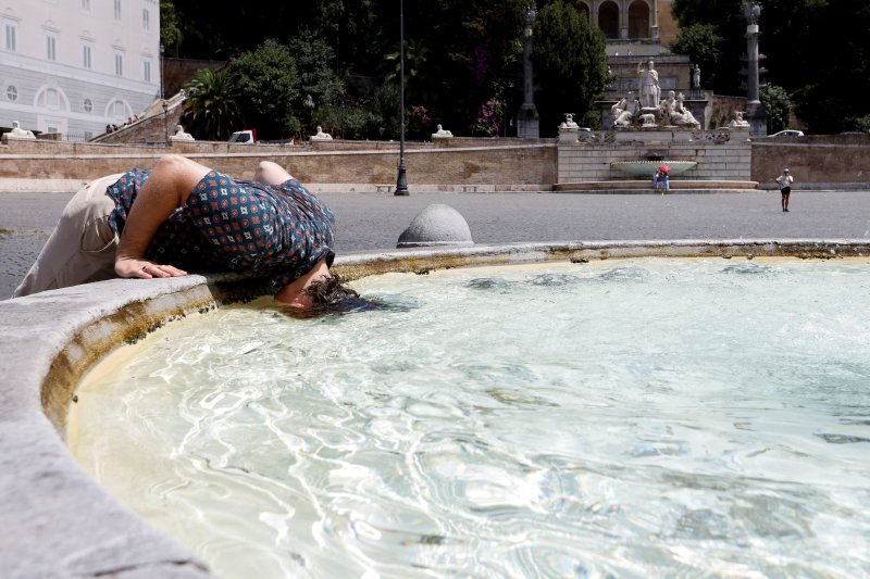 18일(현지시간) 이탈리아 로마의 한 분수에서 남성이 얼굴을 담그고 열을 식히고 있다. 로이터뉴스1