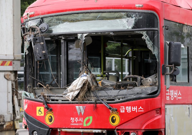 19일 충북 청주의 한 견인차량 보관소에 오송 지하차도 참사를 당한 747번 버스가 처참한 모습으로 보관돼 있다. 뉴스1