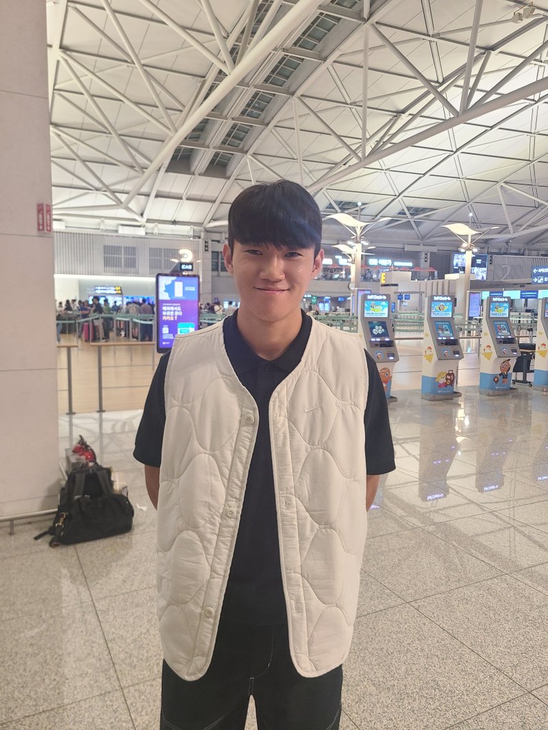 셀틱 입단을 위해 스코틀랜드로 떠나는 양현준이 사진 촬영을 하고 있다. ⓒ 뉴스1 김도용 기자