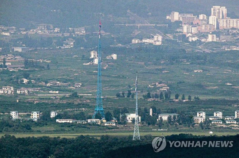 마주 선 태극기와 인공기 마주 선 태극기와 인공기 (파주=연합뉴스) 임병식 기자 = 한미연합연습 '을지 자유의 방패(UFS·을지프리덤실드)'가 진행 중인 23일 경기도 파주시 접경지역에서 바라본 서부전선 비무장지대(DMZ)에서 남측 대성동 마을 태극기와 북측 기정동 마을 인공기가 마주보고 있다. 2022.8.23 andphotodo@yna.co.kr (끝)