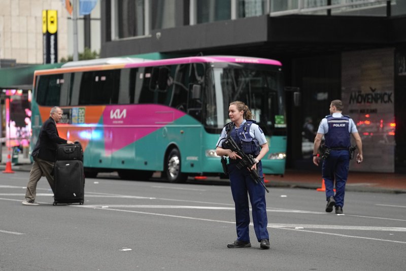 20일 뉴질랜드 오클랜드 시내에서 총격이 발생한 뒤 무장경찰이 거리를 통제하고 있다. AP뉴시스