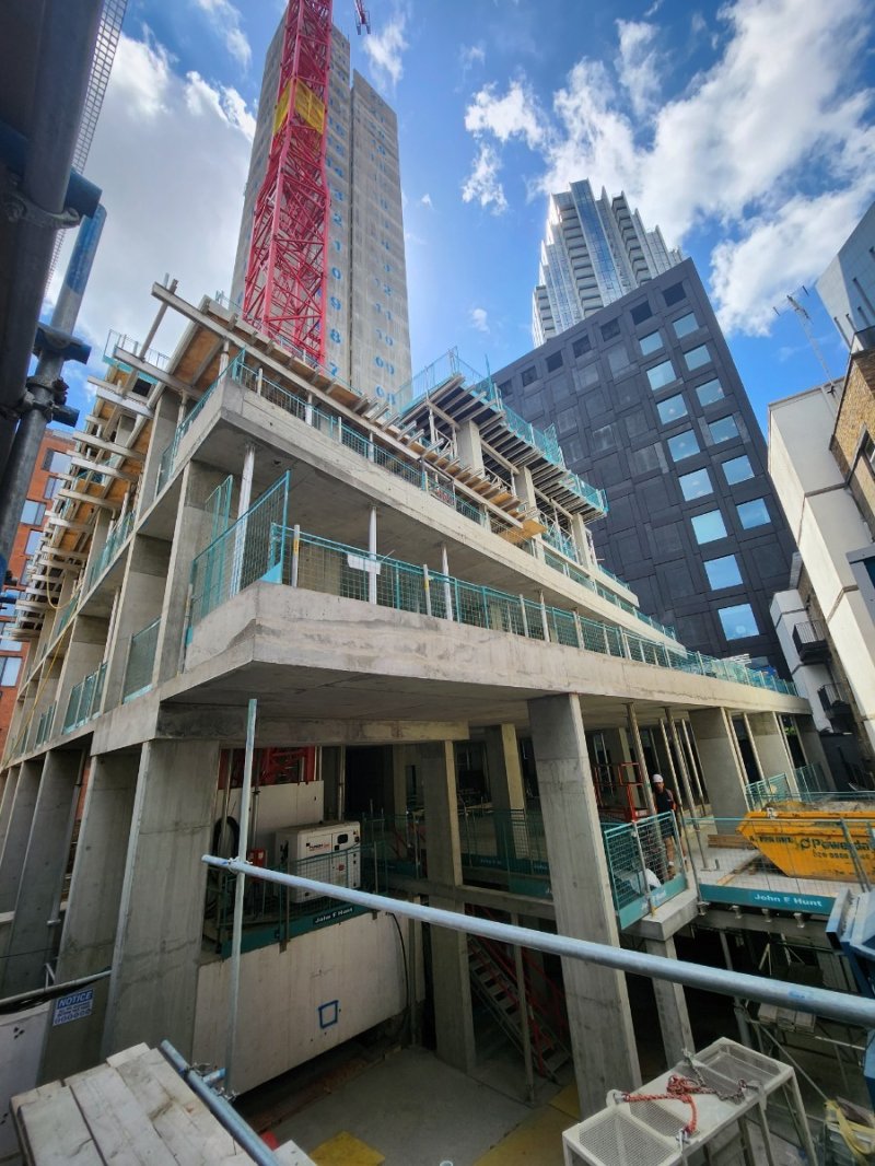 GS건설 자회사인 엘리먼츠 유럽이 영국 런던 39이스트로드(East Road)에 시공 중인 모듈러 호텔 공사 현장. 오피스 5개 층은 콘크리트 타설로 우선 작업한 뒤 17개층을 레고블록처럼 쌓아 올릴 예정이다. ⓒ News1 전준우 기자