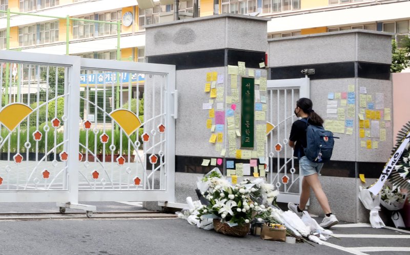 허지웅, 초등 교사 극단 선택에 "장소가 가장 마음 아파"..."학교 시스템 개탄" 댓글