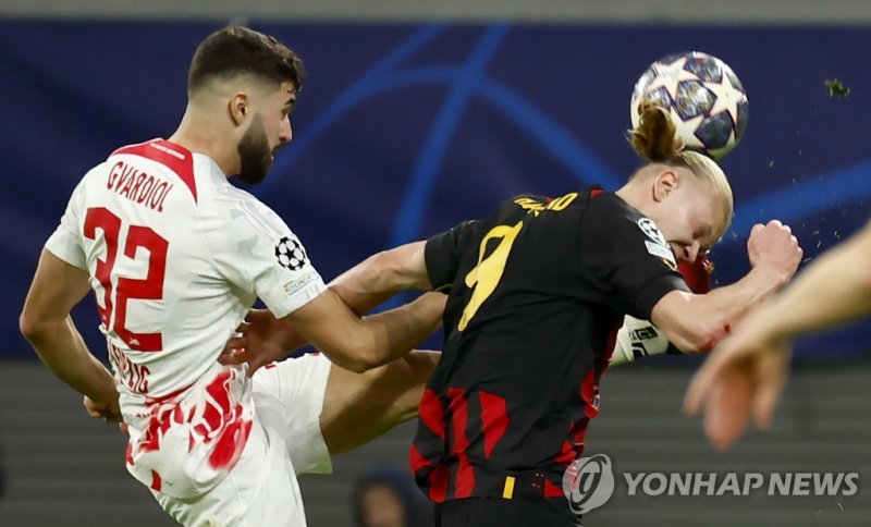 공을 두고 경합하는 그바르디올과 홀란드 epa10484448 Josko Gvardiol (L) of Leipzig in action against Erling Haaland of Manchester City during the UEFA Champions League, Round of 16, 1st leg between RB Leipzig and Manchester City in Leipzig, Germany, 22 February 2023. EPA/Hannibal Hanschke