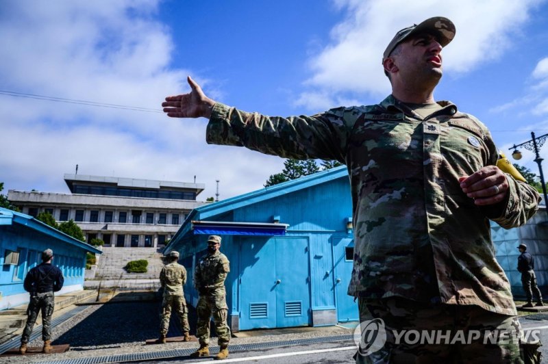 판문점 공동경비구역에서 근무 중인 유엔군사령부 소속 병사들 / 연합뉴스