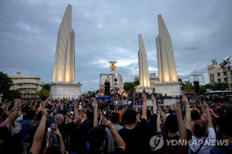 집회 참석한 전진당 지지자들 Move Forward Party supporters flash three finger salutes during a protest at the Democracy Monument following the suspension of party leader and prime ministerial candidate Pita Limjaroenrat in Bangkok on July 19, 2023. Thailand's constitutional court suspended reformist Pita Limjaro