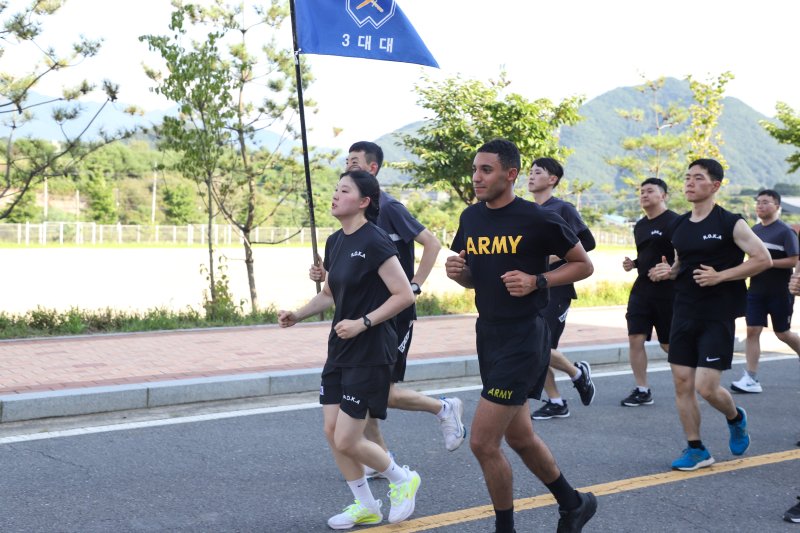 정전협정·한미동맹 70주년을 맞아 동반훈련 중인 한미 ROTC 후보생들이 2023년 7월 20일 충북 괴산 육군학생군사학교에서 체력단련을 하고 있다. 사진=육군 제공