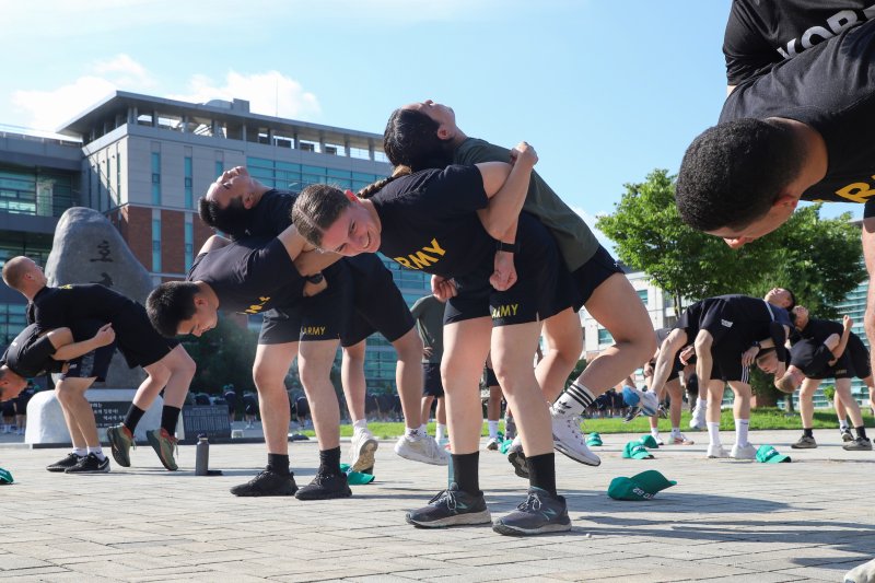 정전협정·한미동맹 70주년을 맞아 동반훈련 중인 한미 ROTC 후보생들이 2023년 7월 20일 충북 괴산 육군학생군사학교에서 체력단련을 하고 있다. 사진=육군 제공