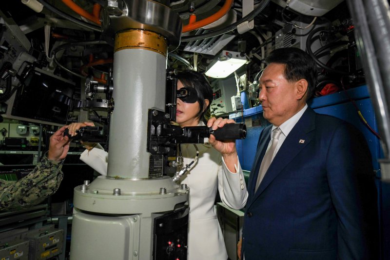 윤석열 대통령과 김건희 여사가 지난 7월 19일 부산 남구 해군작전사령부 부산작전기지를 방문, 미국 오하이오급 핵추진 탄도유도탄 잠수함 켄터키함에 승선해 잠망경을 보고 있다. 미 해군 제공