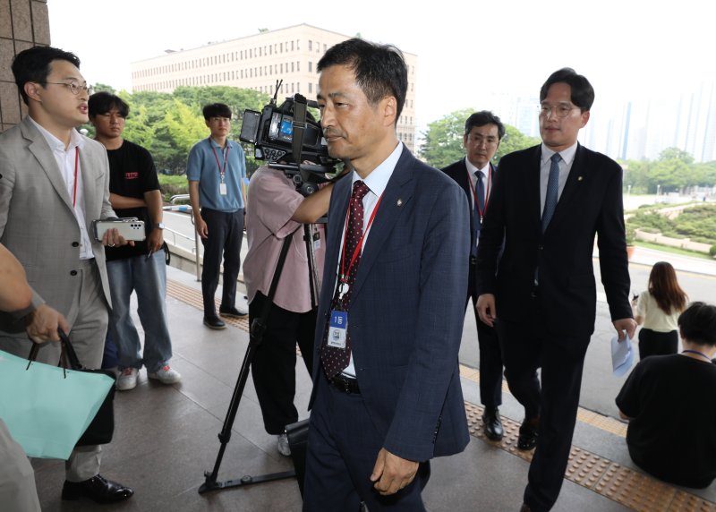 [과천=뉴시스] 황준선 기자 = 법률 플렛폼 '로톡'을 이용했다는 이유로 대한변호사협회로부터 징계를 받은 변호사 123명이 낸 이의신청의 심의위원회가 열린 20일 오후 경기 과천시 법무부 청사 앞에서 대한변호사협회 이태한 부협회장(왼쪽부터), 정재기 부협회장, 이은성 제1정책이사가 심의위원회에 참석하고 있다. 2023.07.20. hwang@newsis.com <저작권자ⓒ 공감언론 뉴시스통신사. 무단전재-재배포 금지.> /사진=뉴시스화상