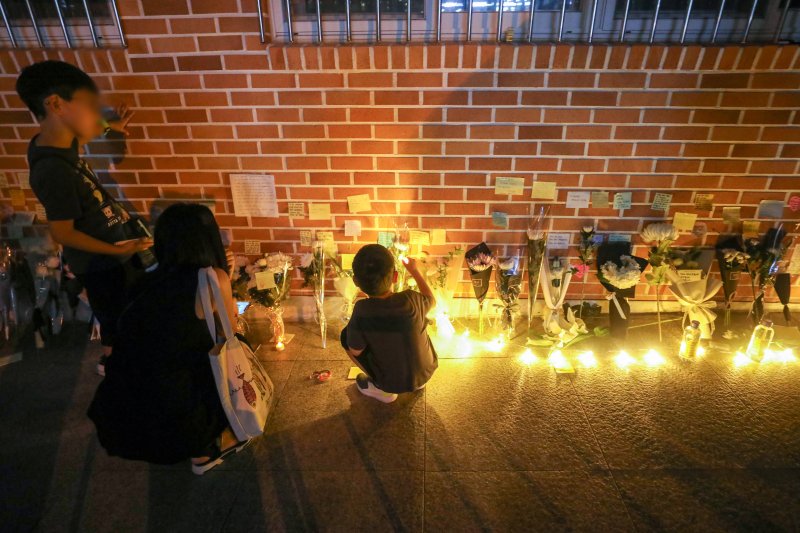 극단적 선택으로 세상을 떠난 교사가 재직하던 서울 서이초등학교에 추모객들이 찾아 고인을 애도하고 있다. /사진=뉴스1화상