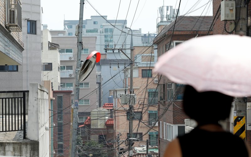 20일 오전 서울 강서구 빌라 밀집 지역에서 시민이 길을 걷고 있다. 2023.7.20/뉴스1 ⓒ News1 장수영 기자 /사진=뉴스1