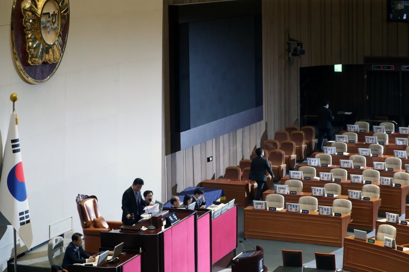 지난 4월 27일 오후 서울 여의도 국회에서 열린 제405회 국회(임시회) 제5차 본회의에서 대통령 배우자 김건희의 도이치모터스 주가조작 의혹 진상규명을 위한 특별검사 임명 등에 관한 법률안 등의 신속처리안건 지정동의건이 가결되고 있다. ⓒ News1 황기선 기자