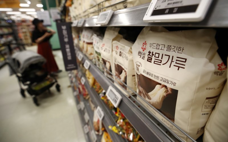 19일 서울 시내의 한 대형마트에 밀가루가 진열돼 있다. 러시아가 흑해곡물협정 중단을 선언한 지 하루 만에 최대 곡물 생산국인 우크라이나의 곡물 거점인 오데사 항을 공격하면서 밀, 콩(대두) 등 곡물 가격 폭등에 대한 우려가 커지고 있다. 2023.7.19/뉴스1 ⓒ News1 김민지 기자