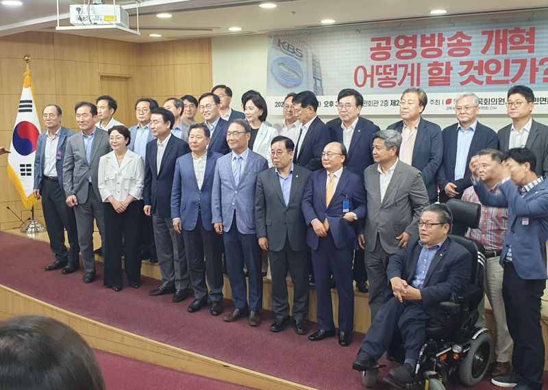 지난 20일 오후 국회 의원회관에서 국민의힘 박성중 국회 과학기술정보방송통신위원회 간사 주최로 '공영방송 개혁 어떻게 할 것인가"라는 주제의 세미나가 열린 가운데 참석자들이 기념촬영을 하고 있다.<div id='ad_body2' class='ad_center'></div><div id='ad_body3' class='mbad_bottom' ></div>