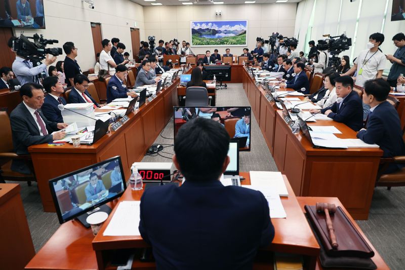 김영호 통일부 장관 후보자가 21일 오전 서울 여의도 국회에서 열린 인사청문회에서 야당 의원들의 자료 제출 요구 발언을 듣고 있다. 사진=서동일 기자