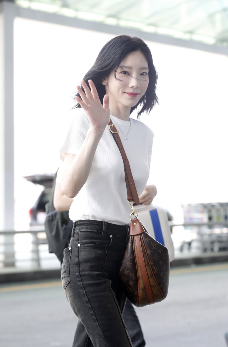 소녀시대 태연이 아시아 투어를 위해 21일 인천국제공항에 도착해 인도네시아 자카르타로 출국하기 전 인사를 하고 있다. ⓒ News1 권현진 기자