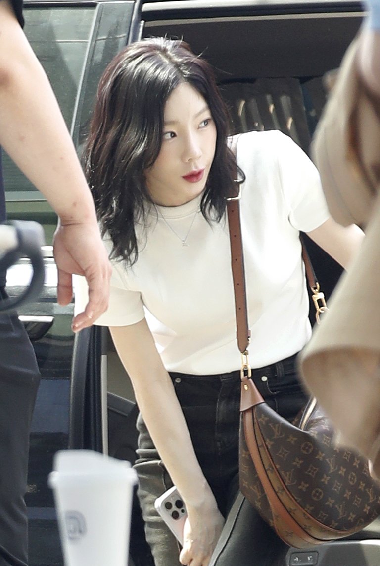 소녀시대 태연이 아시아 투어를 위해 21일 인천국제공항에 도착해 인도네시아 자카르타로 출국하기 위해 하차하고 있다. ⓒ News1 권현진 기자