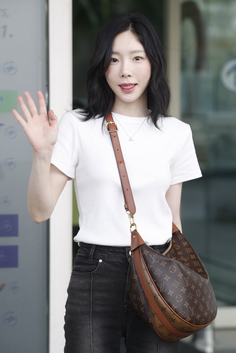 소녀시대 태연이 아시아 투어를 위해 21일 인천국제공항에 도착해 인도네시아 자카르타로 출국하기 전 손을 흔들고 있다. ⓒ News1 권현진 기자
