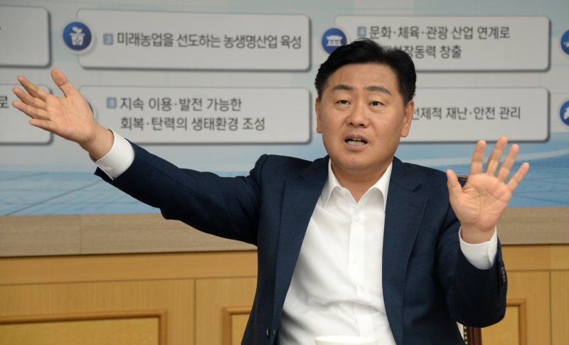 [전주=뉴시스] 김얼 기자 = 취임 1주년을 맞이한 김관영 전북도지사가 28일 전북 전주시 전북도청 접견실에서 본사와 인터뷰를 하고 있다. 2023.06.28. pmkeul@nwsis.com