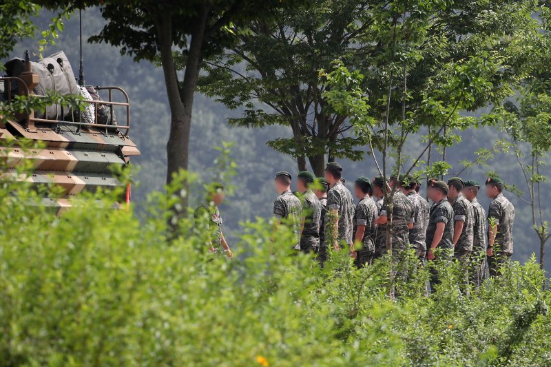 20일 오전 경북 예천군 풍양면 삼강교 아래 해병대신속기동부대 숙영지에서 부사관들이 실종자 수색 주의사항을 듣고 있다. 2023.7.20/뉴스1 ⓒ News1 공정식 기자