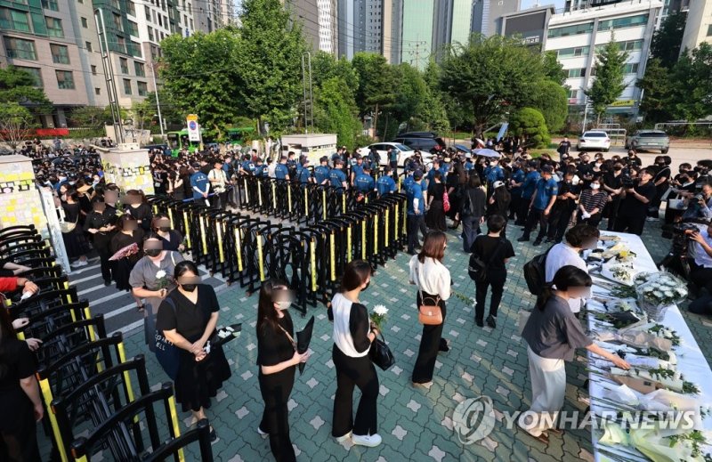 20일 오후 서울 서초구 서이초등학교에 마련된 임시 추모공간에서 추모객들이 고인이 된 교사 A씨를 추모하고 있다. 교육계에 따르면 이 학교 담임 교사 A씨가 학교 안에서 극단적 선택을 해 숨지는 일이 발생했다. 연합뉴스