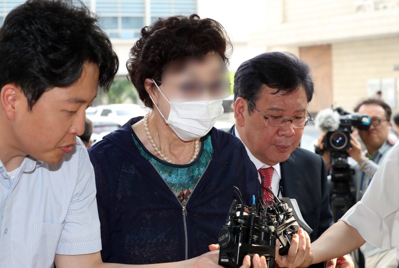 통장잔고증명서 위조 등 혐의를 받고 있는 윤석열 대통령의 장모 최은순 씨(76)가 21일 경기도 의정부시 의정부지방법원에서 열린 항소심 선고 공판에 출석하고 있다. 2023.7.21/뉴스1 ⓒ News1 박세연 기자