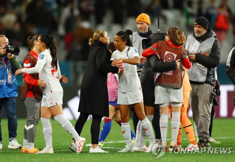 스위스 선수단 Soccer Football - FIFA Women?s World Cup Australia and New Zealand 2023 - Group A - Philippines v Switzerland - Forsyth Barr Stadium, Dunedin, New Zealand - July 21, 2023 Switzerland coach Inka Grings with Eseosa Aigbogun after the match REUTERS/Molly Darlington
