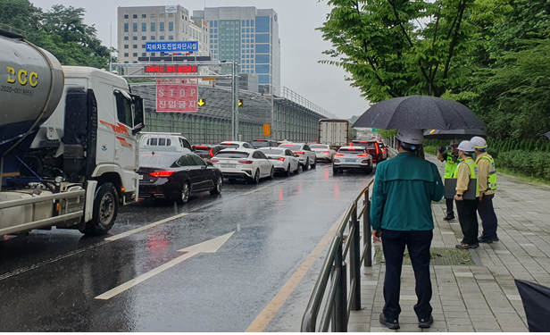 서울시 관계자들이 지하차도 진입차단설비를 점검하고 있다. 서울시 제공