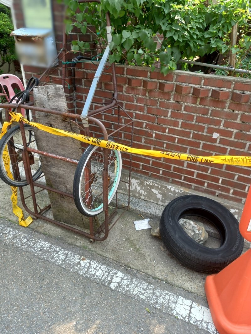 21일 오후 3시26분께는 인천시 부평구 부개동 한 주택 우편함에 대만발 국제우편물이 발송돼 있다는 신고가 112로 접수돼 당국이 조사에 나섰다. 사진은 이 주택 담장에 놓여 있던 해당 우편물(인천소방본부 제공)2023.7.21/뉴스1 ⓒ News1 박아론 기자