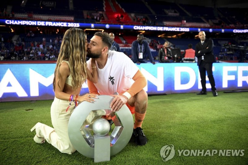 여자친구와 입맞춤하는 PSG 골키퍼 잔루이지 돈나룸마 FILE - Paris Saint-Germain's Italian goalkeeper Gianluigi Donnarumma kisses his partner as they pose with the trophy following the team's French League One soccer match loss to Clermont, in Paris, Saturday, June 3, 2023. French police are investigating a violent armed r