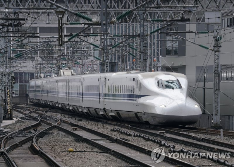 일본 도쿄역에 도착하는 신칸센 epa08368669 A Tokaido Shinkansen bullet train Nozomi N700 arrives at Tokyo railway station, Japan, 17 April 2020. Japan's Prime Minister Shinzo Abe declared on 16 April 2020 a nationwide state of emergency. Abe and Japanese government aims to reduce traffic to avoid the spread of co