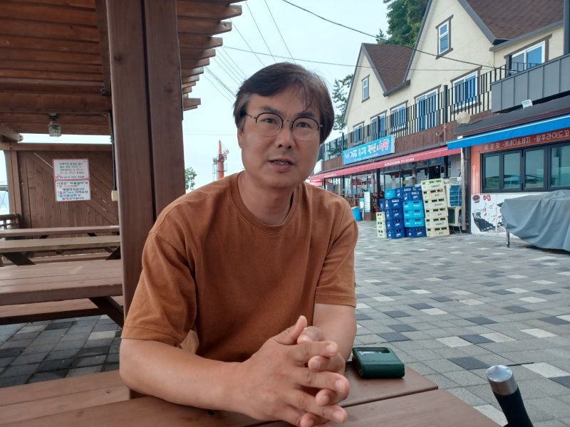 강진 도암면 신기리 가우마을의 김성현 이장. ⓒ News1