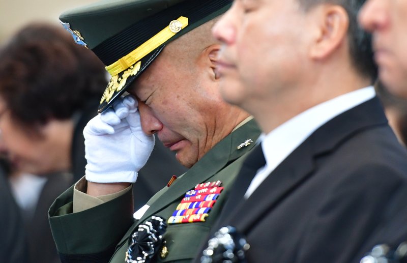 김계환 해병대사령관이 22일 오전 경북 포항시 남구 해병대 1사단 내 김대식 관에서 엄수된 고 채수근 상병 영결식장에서 눈물을 흘리고 있다. 채 상병은 집중호우 피해지역인 경북 예천군에서 실종자 수색 도중 급류에 휩쓸려 순직했다. 사진=뉴시스