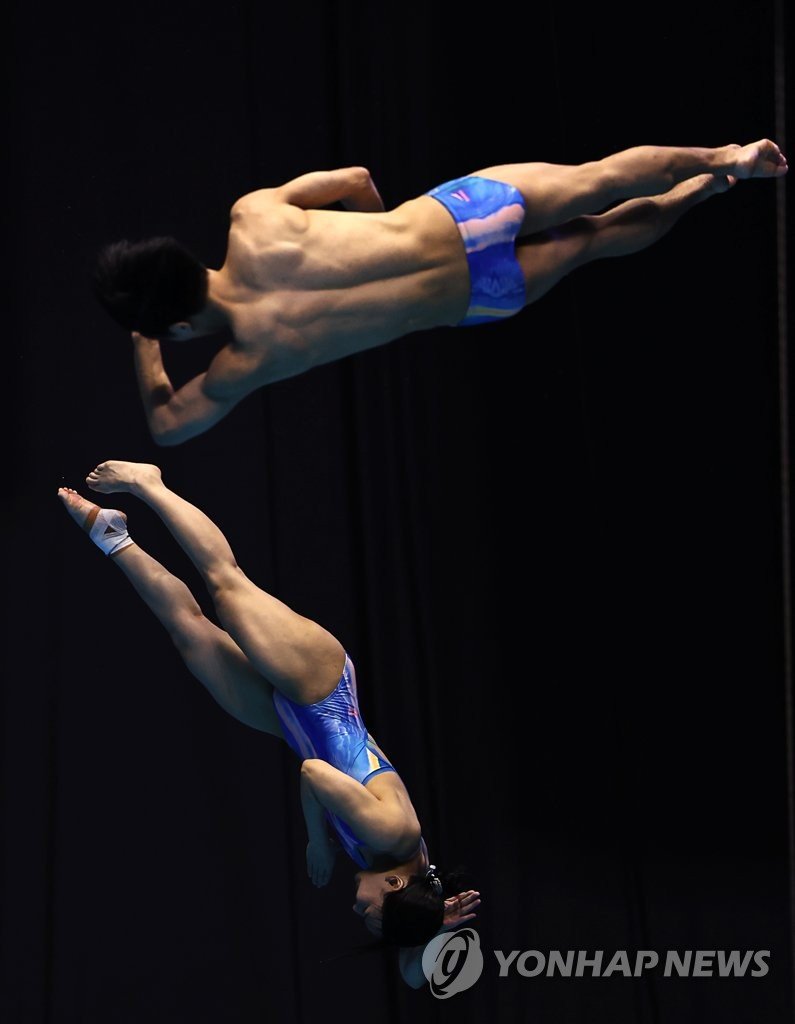 이재경-김수지 ‘아쉬운 4위’ 이재경-김수지 ‘아쉬운 4위’ (후쿠오카=연합뉴스) 윤동진 기자 = 이재경-김수지가 22일 일본 후쿠오카현 수영장에서 열린 2023 세계수영선수권 혼성 싱크로 3ｍ 스프링보드 결승 경기에서 연기를 하고 있다. 한국팀은 이날 경기에서 281.46점으로 4위를 기록했다. 2023.7.22 mon@yna.co.kr (끝)