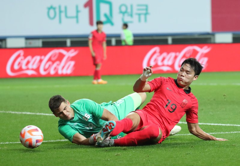 [대전=뉴시스] 조수정 기자 = 20일 오후 대전 유성구 대전월드컵경기장에서 열린 축구 국가대표팀 A매치 평가전 대한민국과 엘살바도르의 경기, 한국 오현규가 슛 시도하고 있다. 2023.06.20. chocrystal@newsis.com /사진=뉴시스