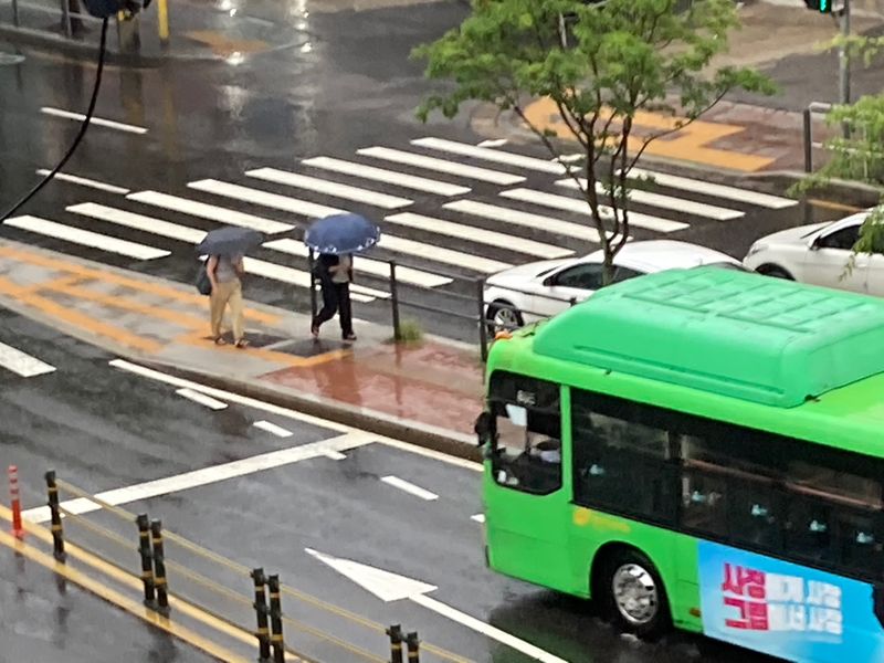 서울·경기 호우주의보..'대서'에 전국 강한 비