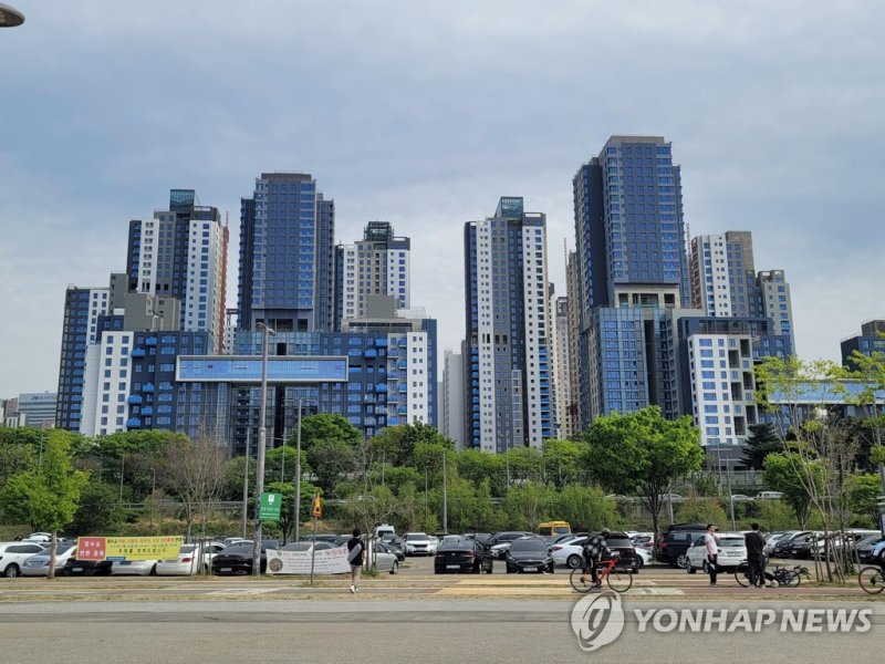 전국 주택 가격이 상승 전환하면서 '집값 바닥론'에 대한 관심이 높아지고 있는 가운데 실수요자들 사이에서 최근 들어 하락 거래된 아파트 단지도 주목되고 있다. 서울 서초구 반포동 '래미안 원베일리' 아파트 모습. 사진=연합뉴스