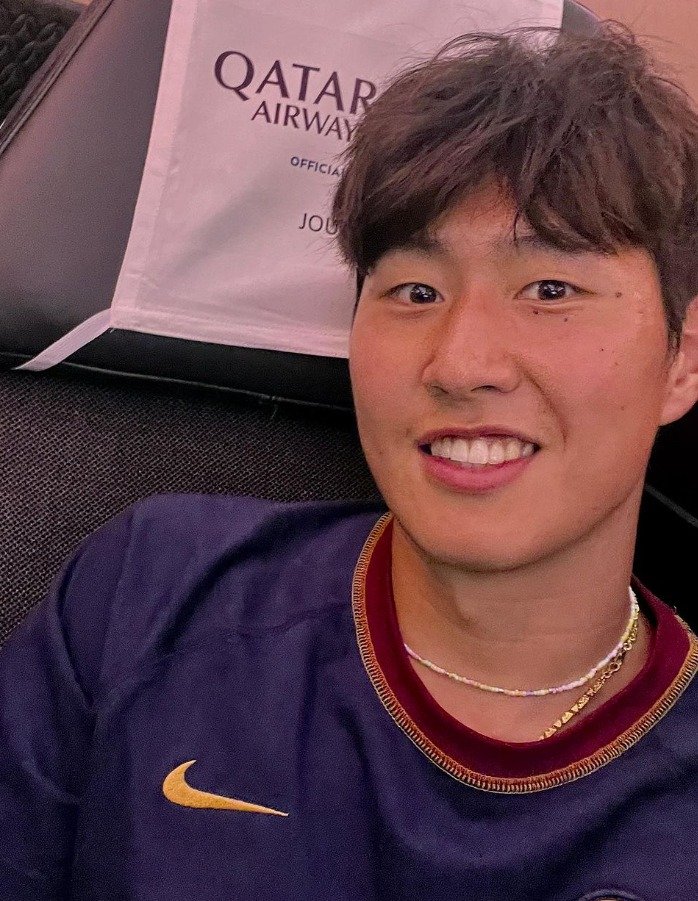 비행기 안에서 셀피를 찍은 이강인. (파리 생제르맹 인스타그램 캡처)
