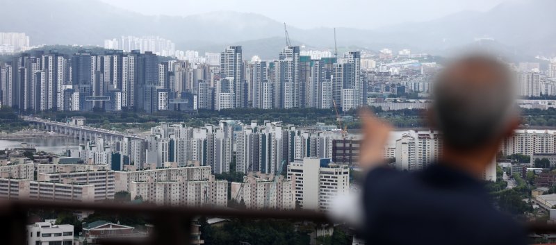 팬데믹에 지갑 닫은 가계, 초과저축 100조원..부동산으로 흘러가면 '부채축소 빨간불'