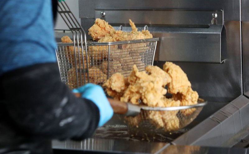 서울 시내 한 치킨 가맹점에서 점주가 치킨을 튀기고 있다. 사진은 기사 본문과 무관함. /사진=뉴시스