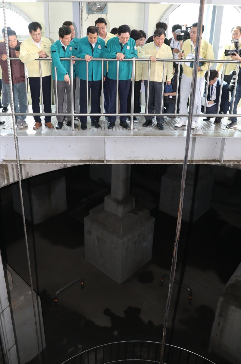 지난 19일 김기현 국민의힘 대표가 서울 양천구 신월 빗물저류배수시설을 방문해 살펴보고 있다.