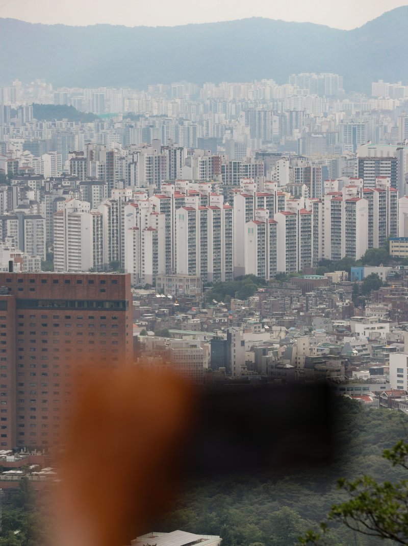 [서울=뉴시스] 김명년 기자 = 서울 남산에서 바라본 도심 아파트의 모습. 2023.07.02 kmn@newsis.com