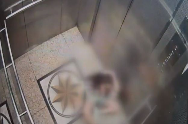 지난달 30일 오전 11시쯤 대전 중구의 한 초등학교 엘리베이터에서 6학년 A양이 바닥에 주저앉는 모습이 담긴 CCTV 장면. 사진=KBS 보도화면