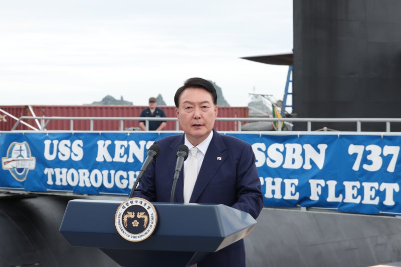 윤석열 대통령이 19일 부산 남구 해군작전사령부 부산작전기지를 방문해 미국 오하이오급 핵추진 탄도유도탄 잠수함 켄터키함 앞에서 격려사를 하고 있다. 대통령실 제공