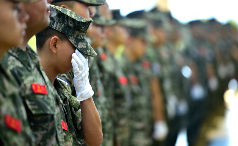 22일 오전 경북 포항시 남구 해병대 1사단 내 김대식 관에서 엄수된 고 채수근 상병 영결식에서 한 해병대원이 눈물을 닦고 있다. 채 상병은 집중호우 피해지역인 경북 예천군에서 실종자 수색 중 급류에 휩쓸려 순직했다. 사진=뉴시스