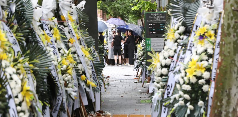 23일 서울 서초구 서이초등학교에서 교사들과 시민들이 극단적 선택으로 세상을 떠난 교사를 추모하고 있다. 교육당국은 오는 24일부터 서울 서이초등학교 교사 사망 사안에 대한 합동조사를 시작한다고 밝혔다. ⓒ News1 허경 기자 /사진=뉴스1