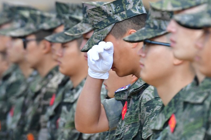 지난 22일 경북 포항시 남구 해병대 1사단 내 김대식 관에서 엄수된 고 채수근 상병 영결식에서 해병대원이 눈물을 흘리며 채 상병의 마지막 길을 지켜보고 있다. 채 상병은 집중호우 피해지역인 경북 예천군에서 실종자 수색 도중 급류에 휩쓸려 순직했다. 사진=뉴스1