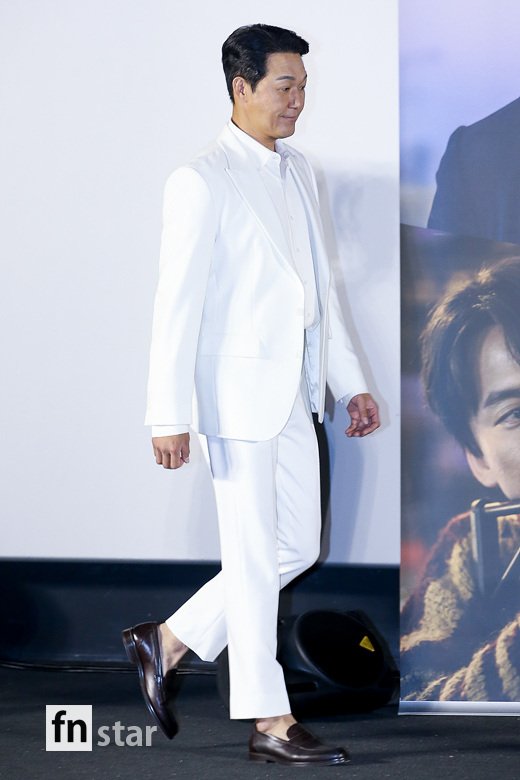 [포토] 박성웅, '이질감 없는 화이트 수트'